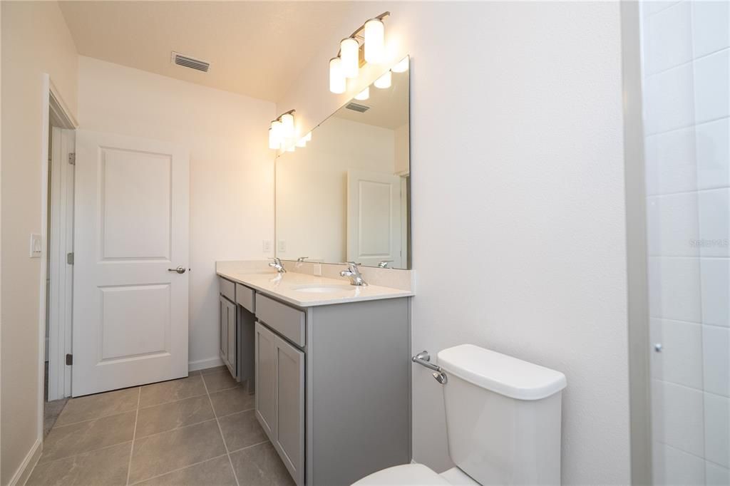 En Venta: $895,000 (5 camas, 5 baños, 1918 Pies cuadrados)