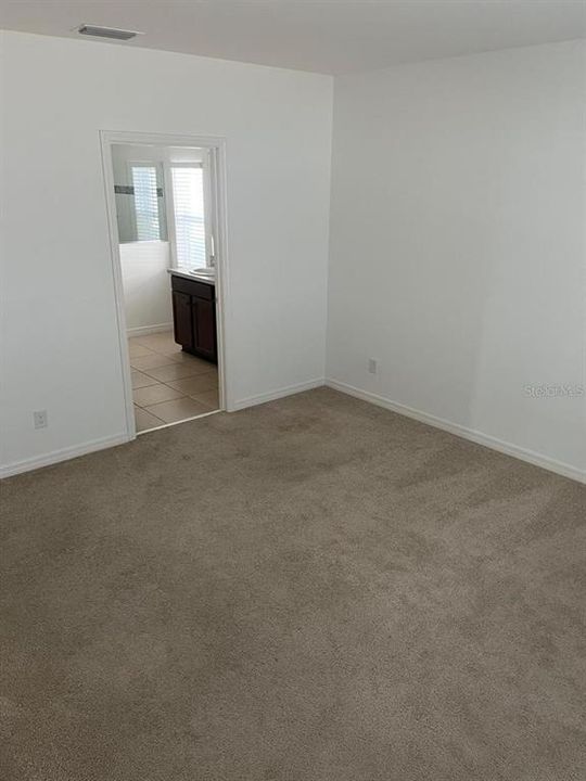 出租: $2,400 (4 贝兹, 2 浴室, 1910 平方英尺)