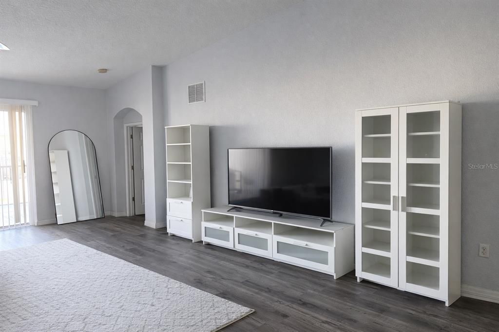 出租: $3,600 (2 贝兹, 2 浴室, 1920 平方英尺)