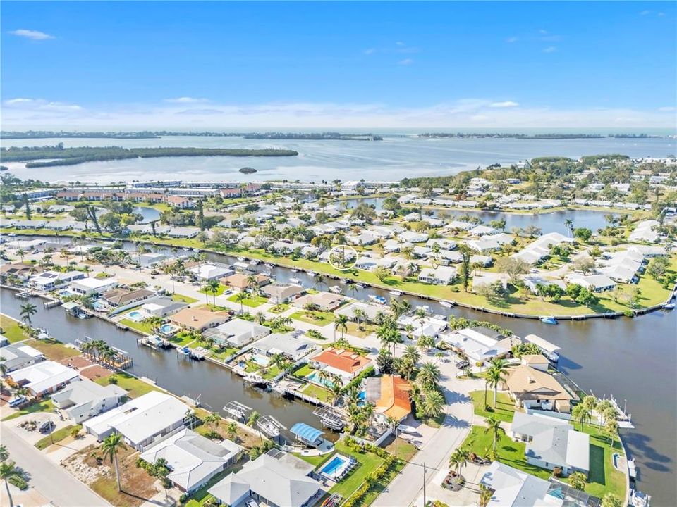 For Sale: $405,000 (2 beds, 2 baths, 1341 Square Feet)