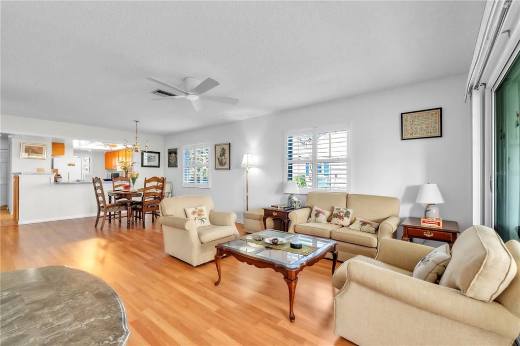 For Sale: $405,000 (2 beds, 2 baths, 1341 Square Feet)