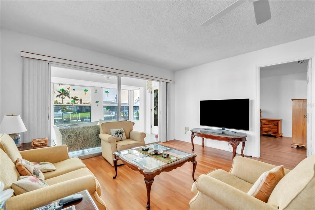 For Sale: $405,000 (2 beds, 2 baths, 1341 Square Feet)