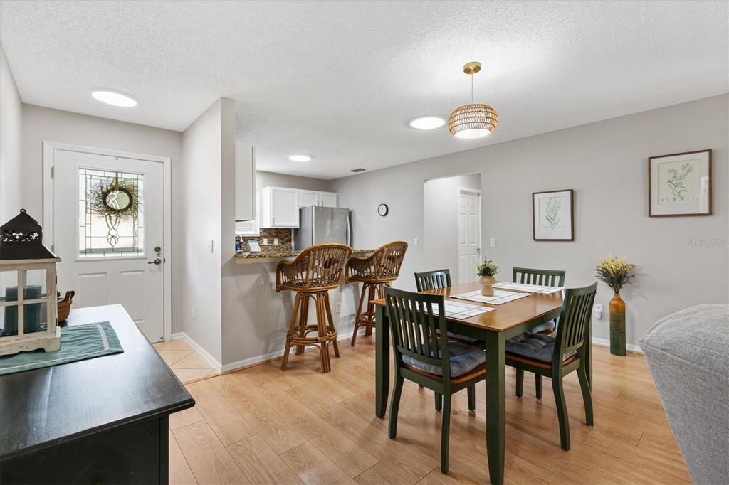 En Venta: $299,000 (2 camas, 2 baños, 1400 Pies cuadrados)