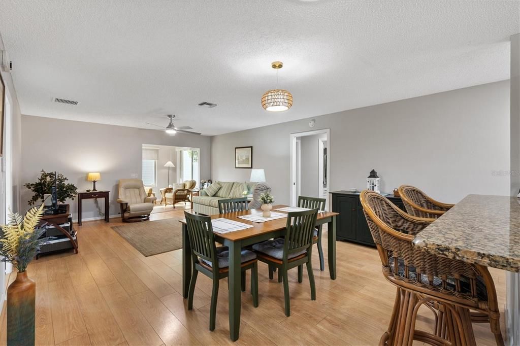 En Venta: $299,000 (2 camas, 2 baños, 1400 Pies cuadrados)