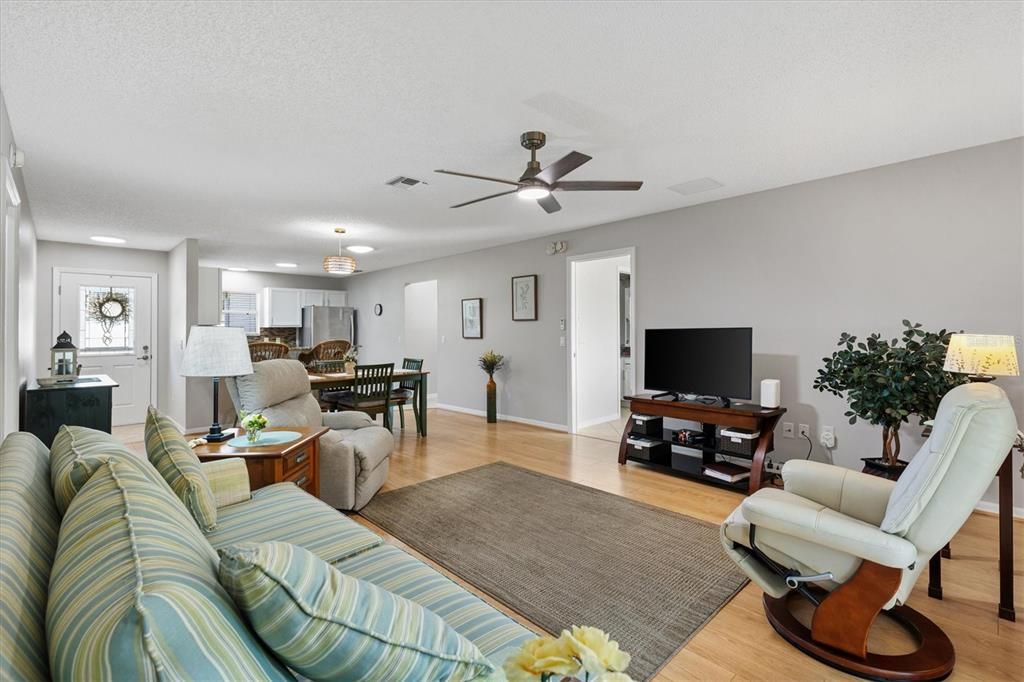 En Venta: $299,000 (2 camas, 2 baños, 1400 Pies cuadrados)