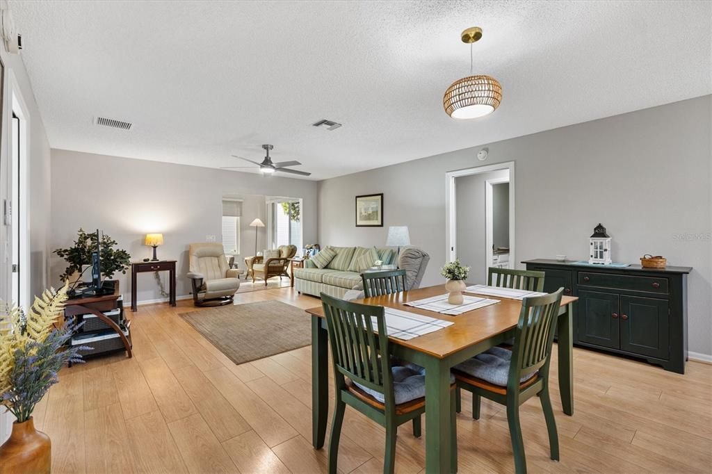 En Venta: $299,000 (2 camas, 2 baños, 1400 Pies cuadrados)