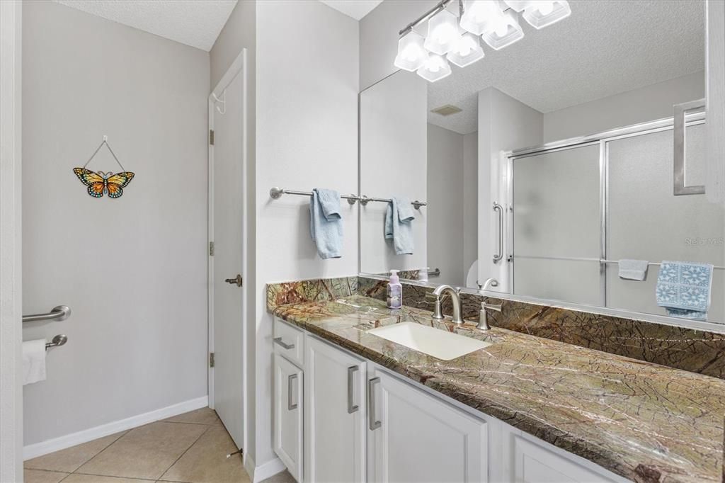 En Venta: $299,000 (2 camas, 2 baños, 1400 Pies cuadrados)