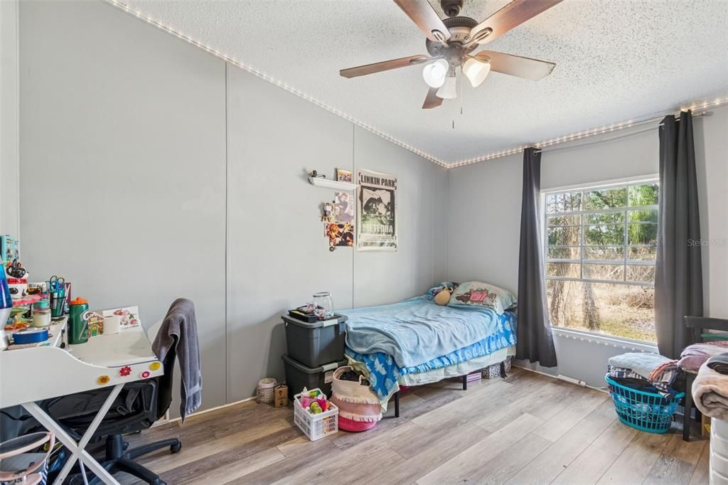 待售: $375,000 (4 贝兹, 2 浴室, 2060 平方英尺)