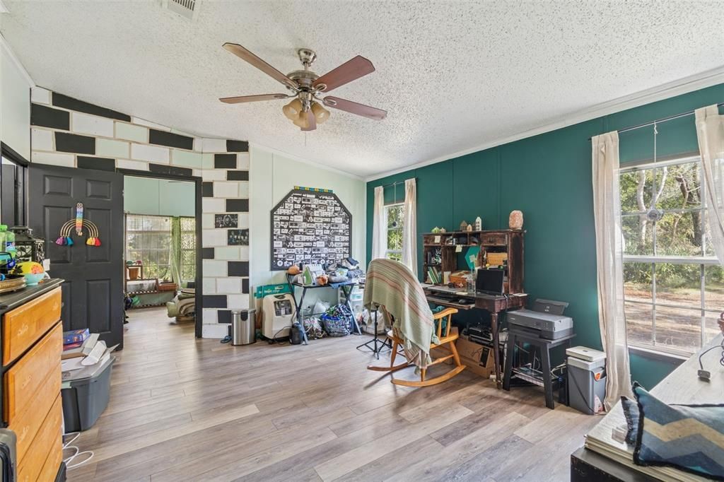 待售: $375,000 (4 贝兹, 2 浴室, 2060 平方英尺)