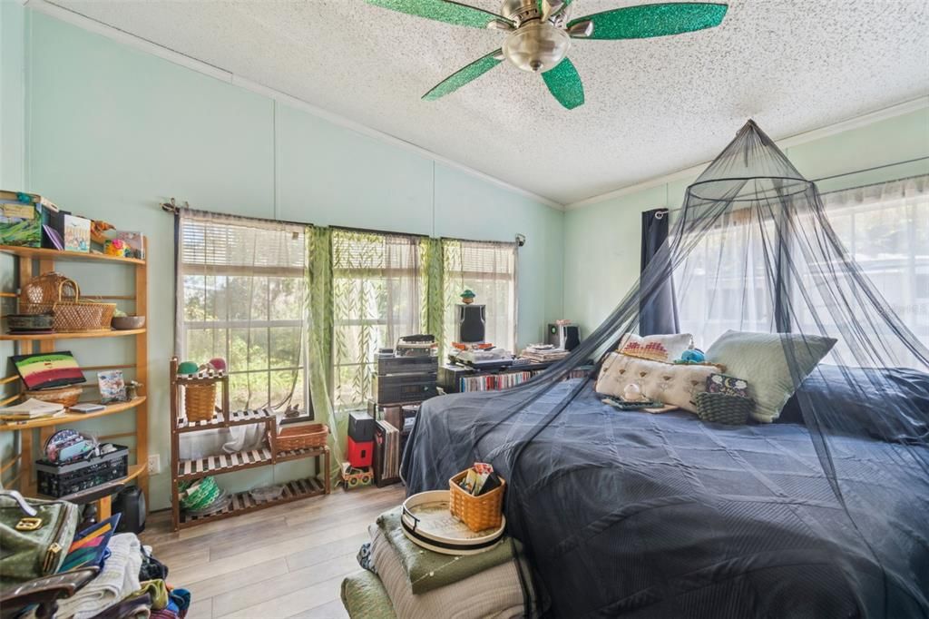 待售: $375,000 (4 贝兹, 2 浴室, 2060 平方英尺)