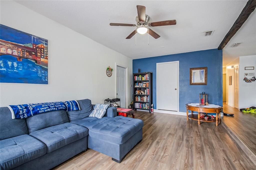 En Venta: $320,000 (3 camas, 2 baños, 1275 Pies cuadrados)