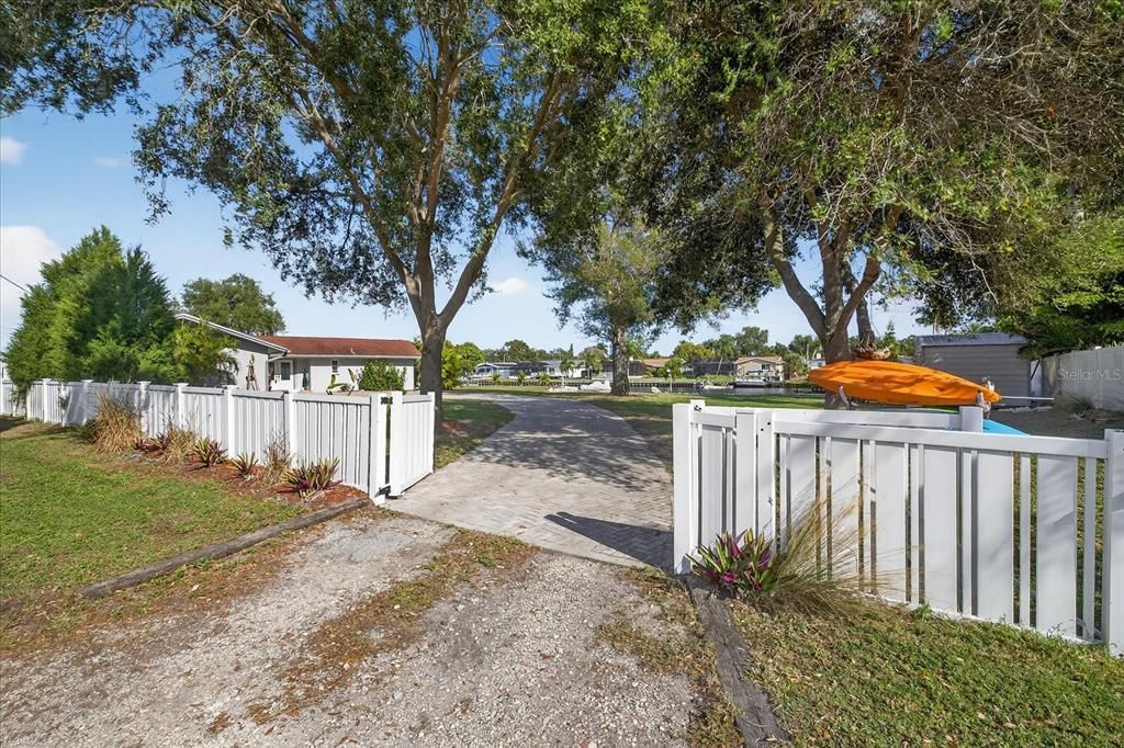 На продажу: $1,199,999 (4 спален, 2 ванн, 2020 Квадратных фут)