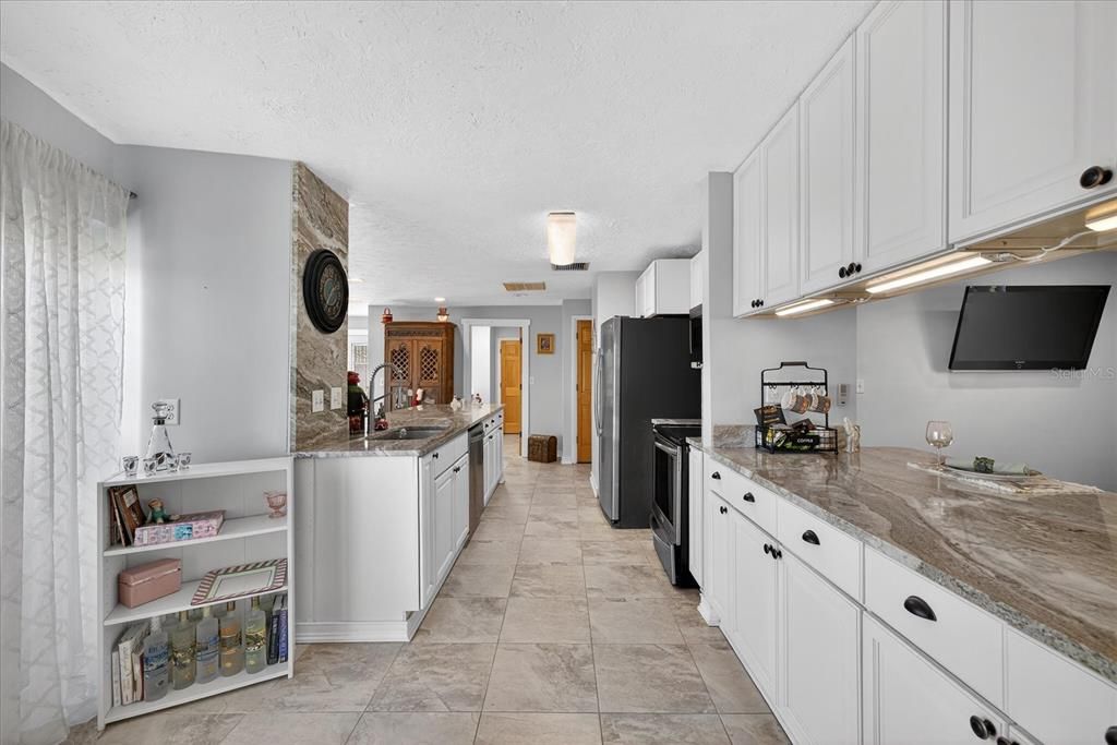 На продажу: $1,199,999 (4 спален, 2 ванн, 2020 Квадратных фут)