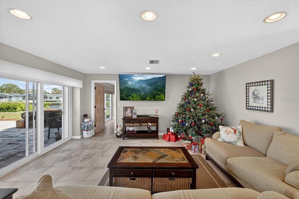 На продажу: $1,199,999 (4 спален, 2 ванн, 2020 Квадратных фут)