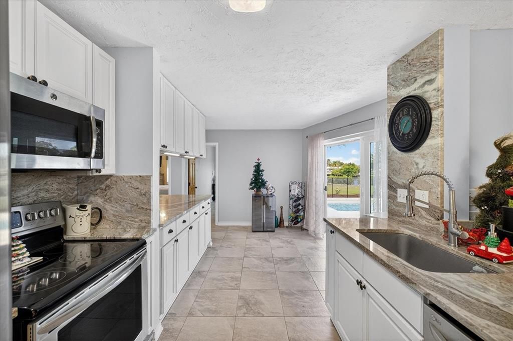 На продажу: $1,199,999 (4 спален, 2 ванн, 2020 Квадратных фут)