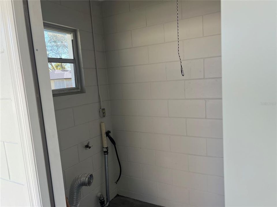 For Rent: $1,350 (2 beds, 1 baths, 899 Square Feet)