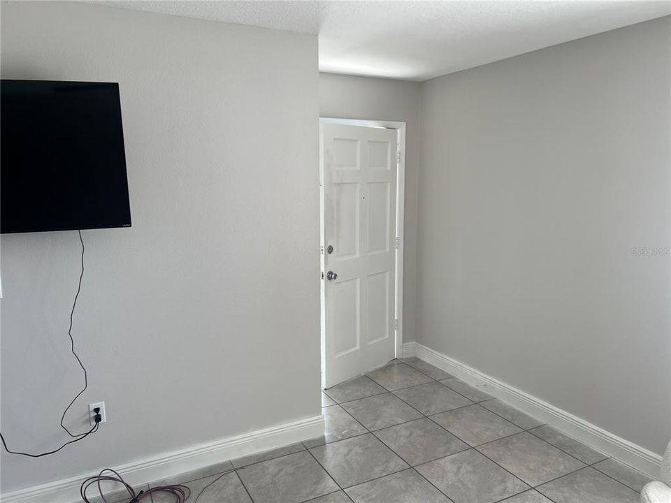 For Rent: $1,350 (2 beds, 1 baths, 899 Square Feet)