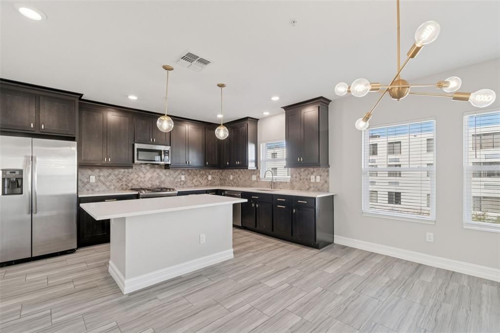 En Venta: $775,000 (4 camas, 3 baños, 2511 Pies cuadrados)