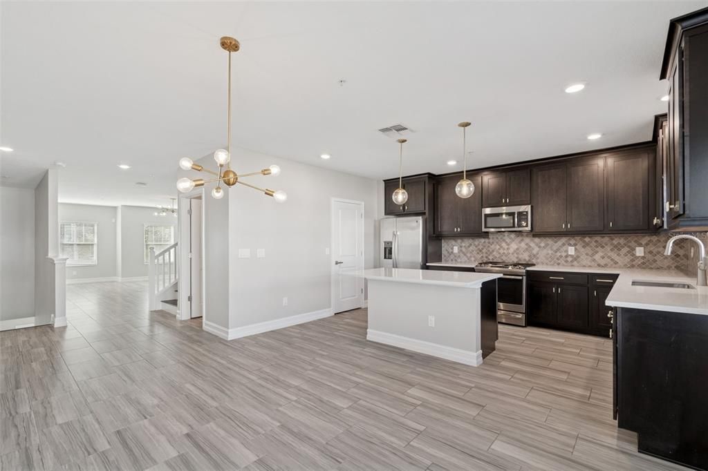 En Venta: $775,000 (4 camas, 3 baños, 2511 Pies cuadrados)