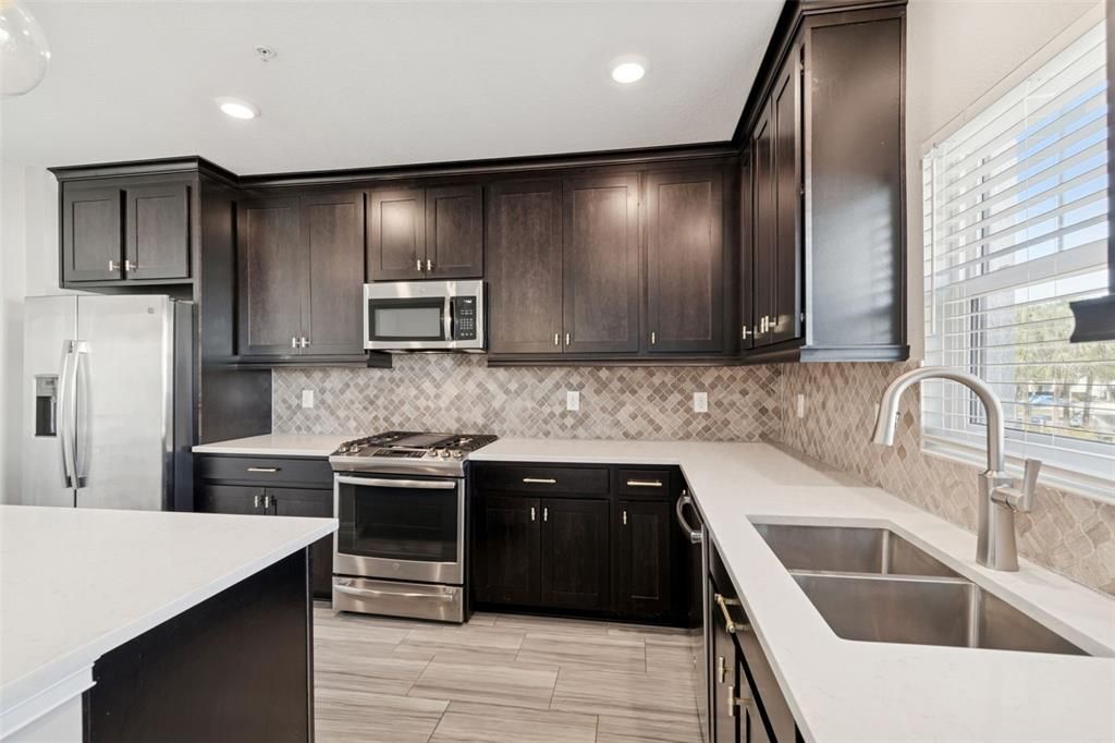 En Venta: $775,000 (4 camas, 3 baños, 2511 Pies cuadrados)