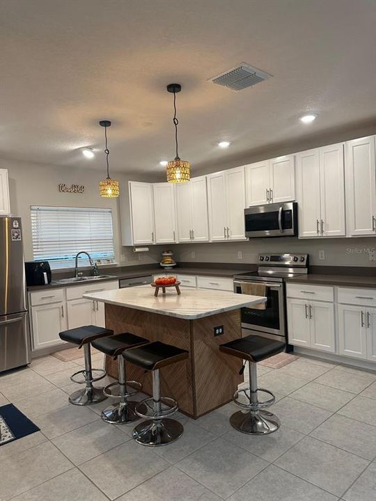 For Rent: $2,300 (3 beds, 2 baths, 1844 Square Feet)