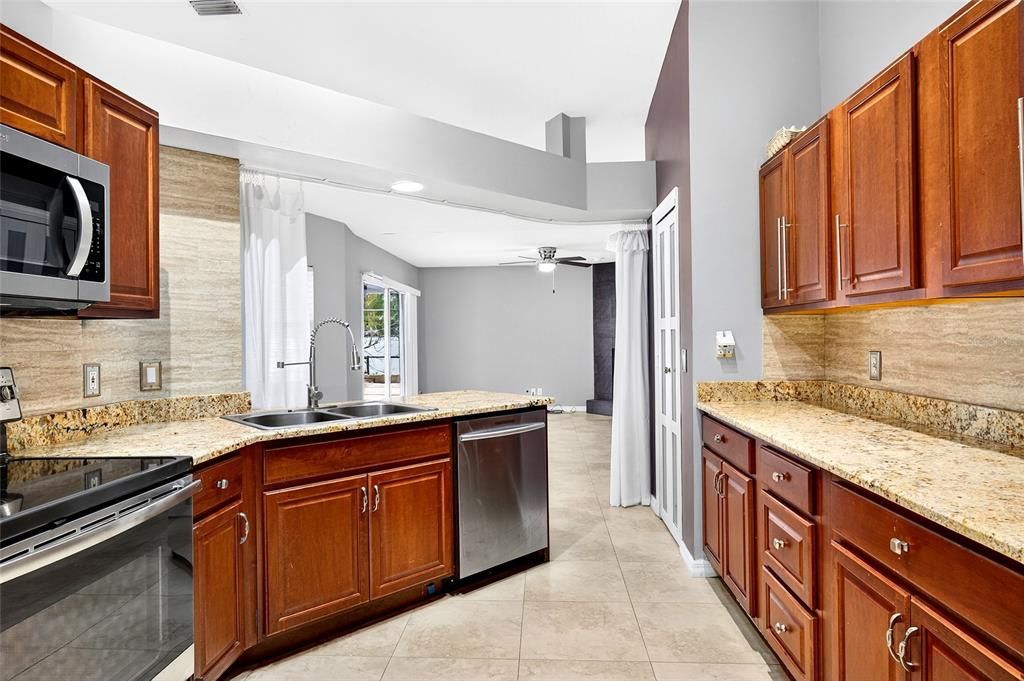 На продажу: $450,000 (3 спален, 2 ванн, 1835 Квадратных фут)