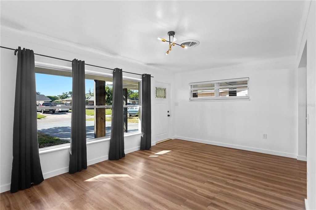 出租: $2,600 (3 贝兹, 1 浴室, 1100 平方英尺)