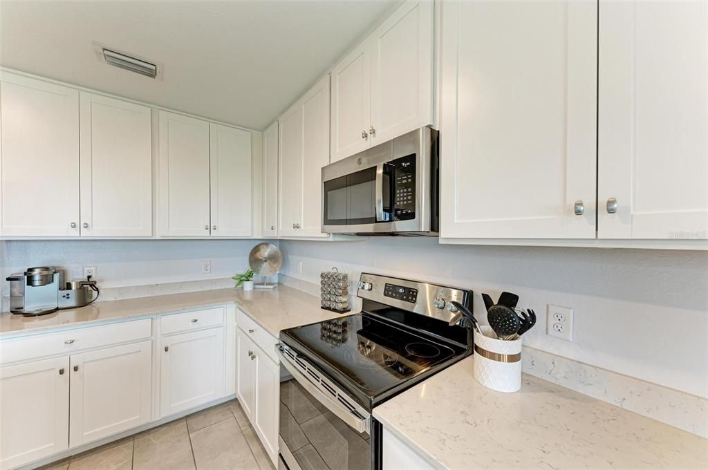 出租: $4,000 (2 贝兹, 2 浴室, 1142 平方英尺)