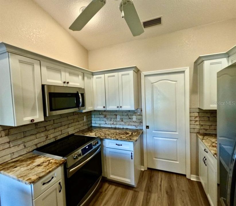 For Sale: $384,900 (3 beds, 2 baths, 1759 Square Feet)