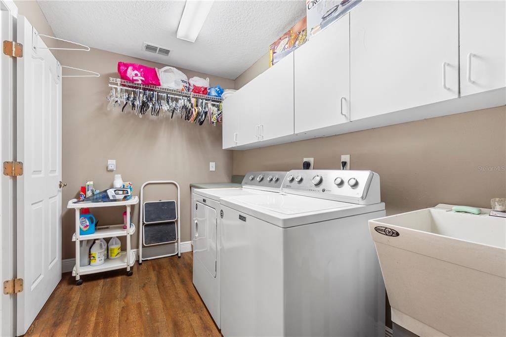 Activo con contrato: $494,450 (4 camas, 2 baños, 2407 Pies cuadrados)