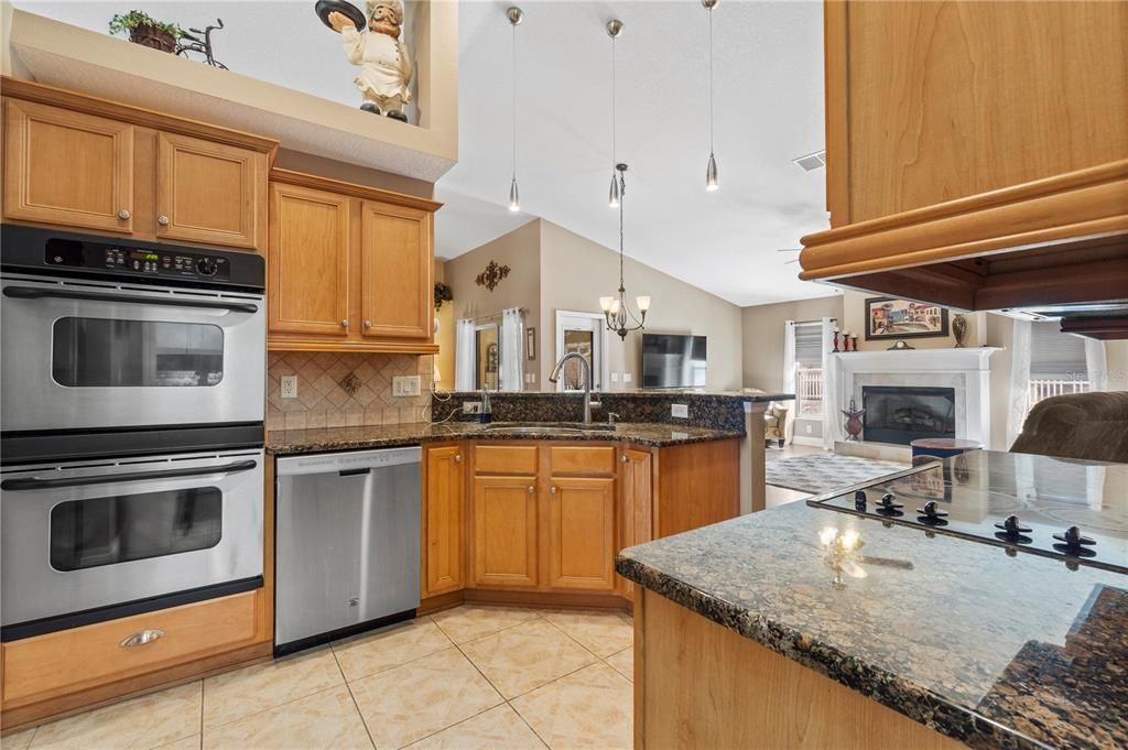 Activo con contrato: $494,450 (4 camas, 2 baños, 2407 Pies cuadrados)