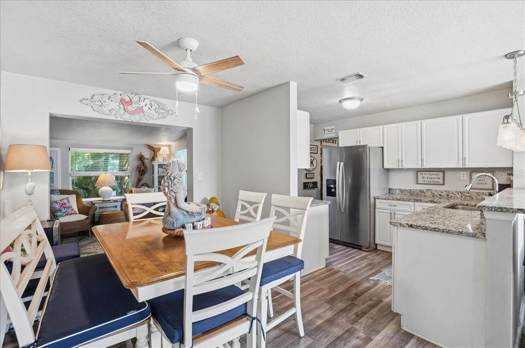 待售: $345,000 (3 贝兹, 2 浴室, 1212 平方英尺)