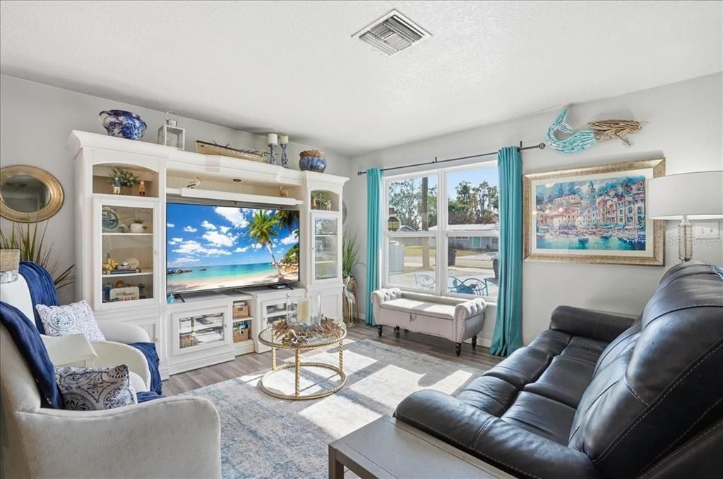 待售: $345,000 (3 贝兹, 2 浴室, 1212 平方英尺)