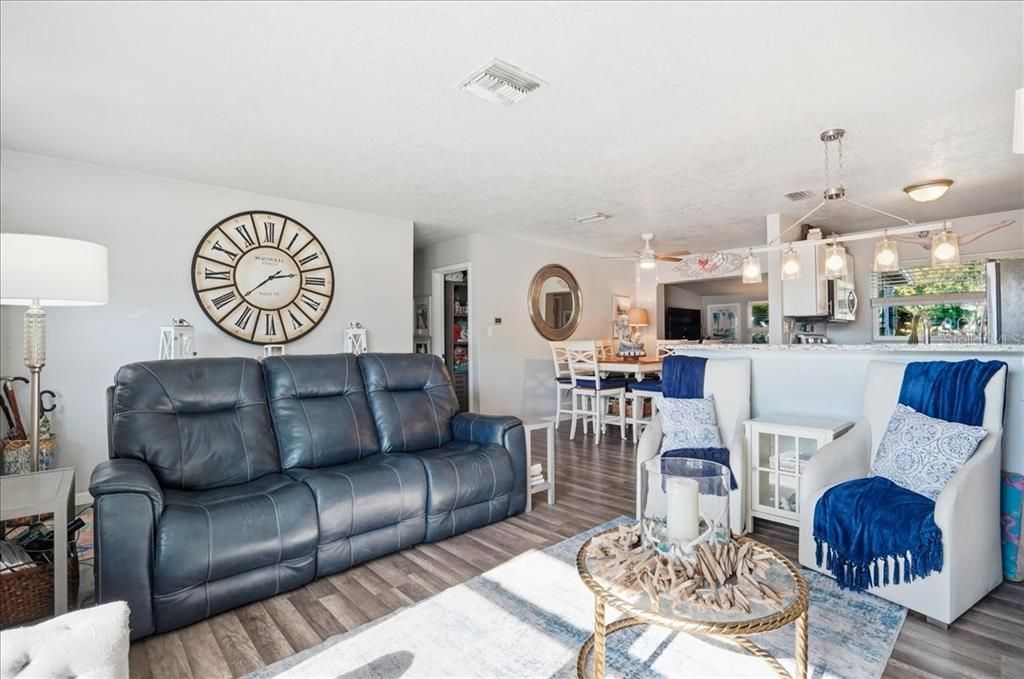 待售: $345,000 (3 贝兹, 2 浴室, 1212 平方英尺)