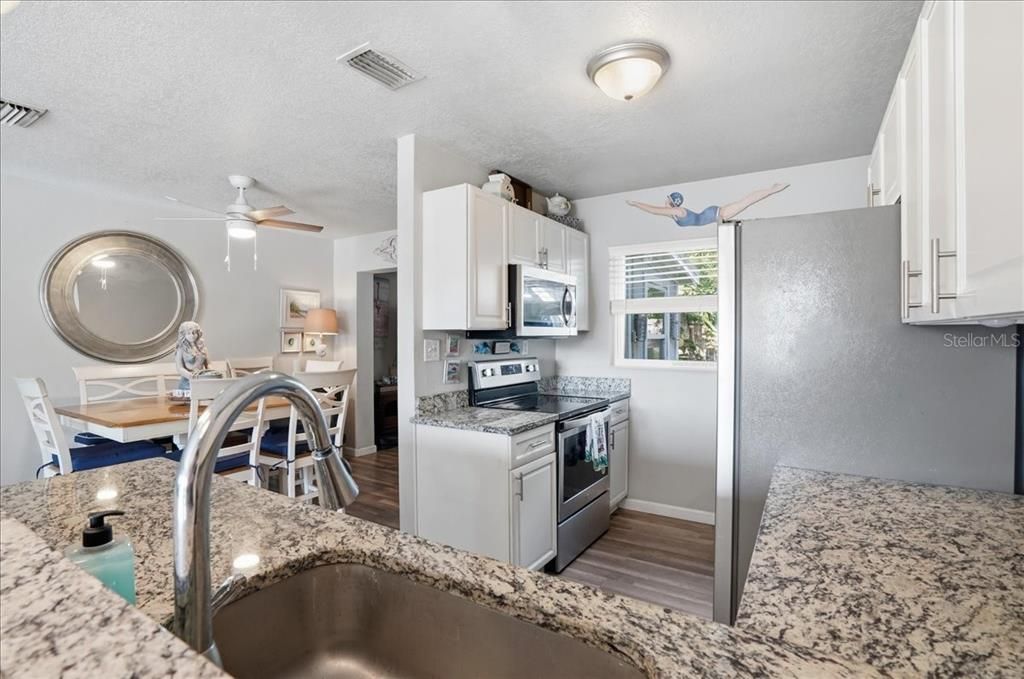 待售: $345,000 (3 贝兹, 2 浴室, 1212 平方英尺)