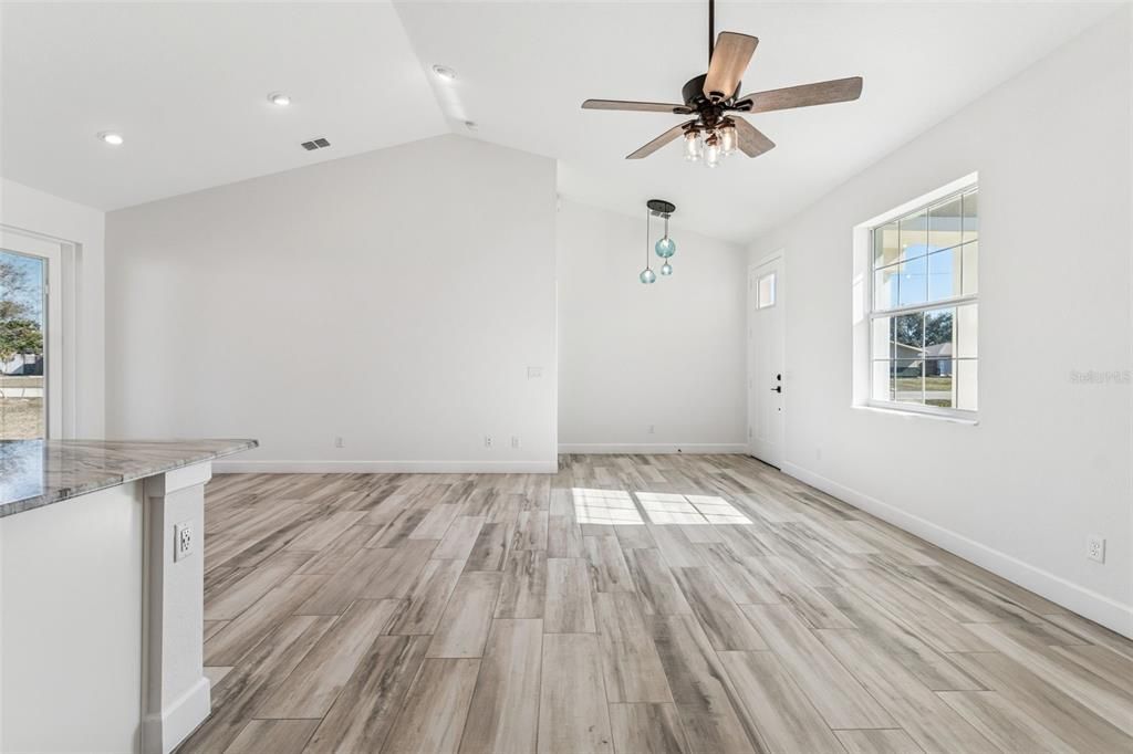 待售: $449,000 (2 贝兹, 2 浴室, 1275 平方英尺)