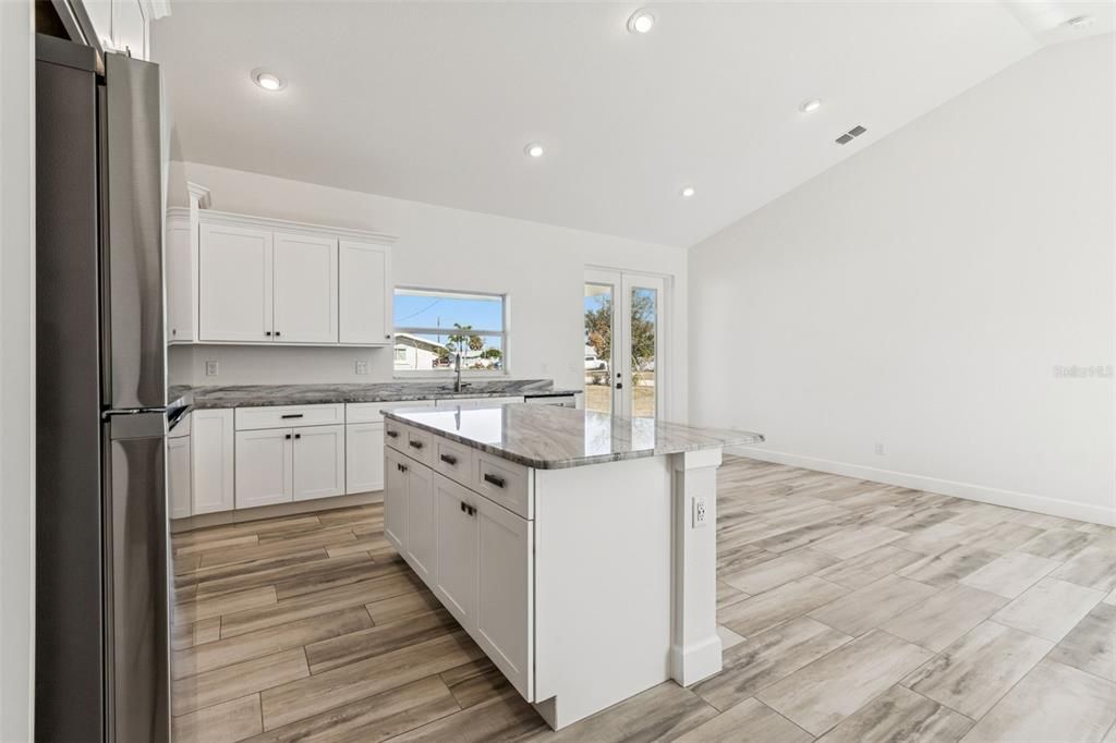 待售: $449,000 (2 贝兹, 2 浴室, 1275 平方英尺)