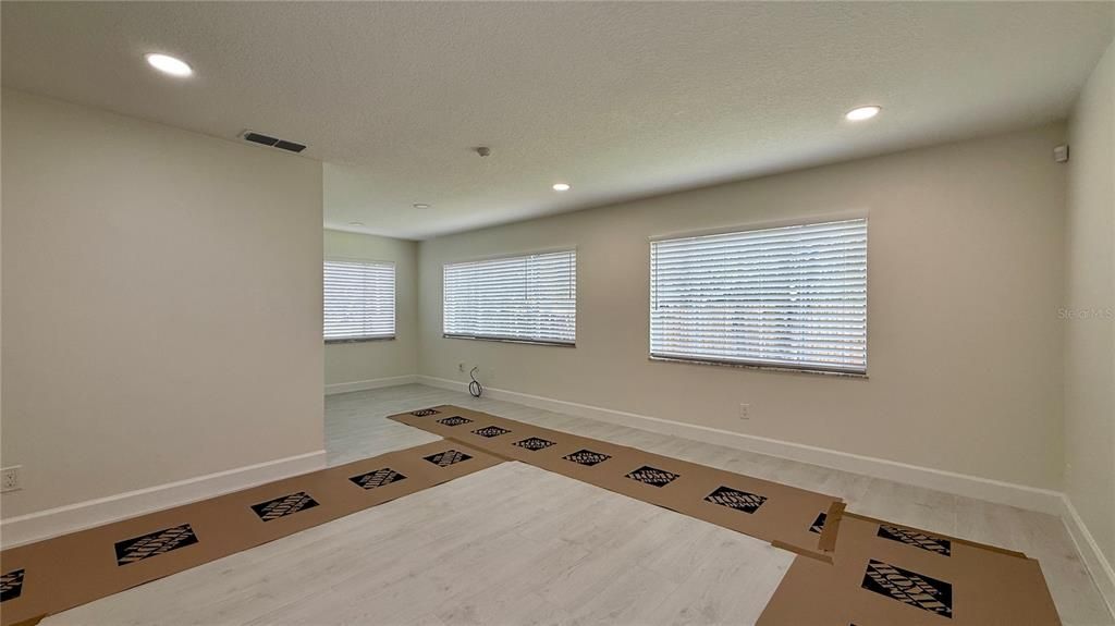 待售: $265,000 (2 贝兹, 1 浴室, 949 平方英尺)