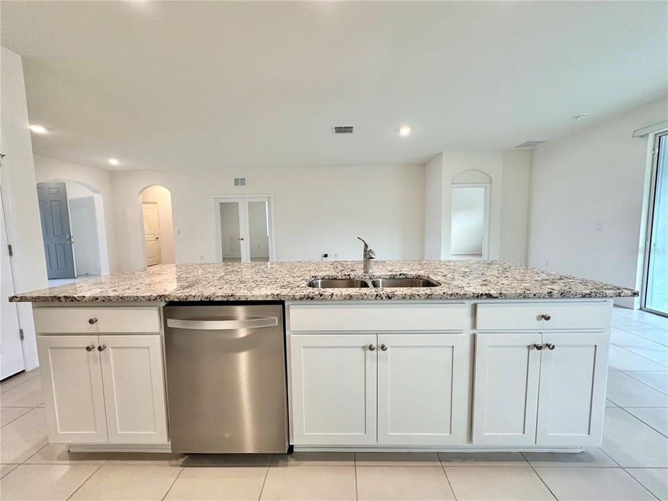 待售: $299,900 (3 贝兹, 2 浴室, 1844 平方英尺)