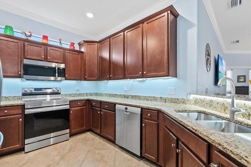 For Sale: $330,000 (2 beds, 2 baths, 1568 Square Feet)