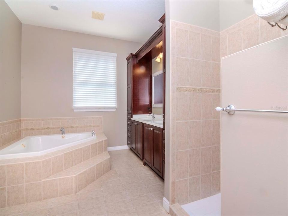 For Sale: $1,399,900 (3 beds, 3 baths, 2501 Square Feet)