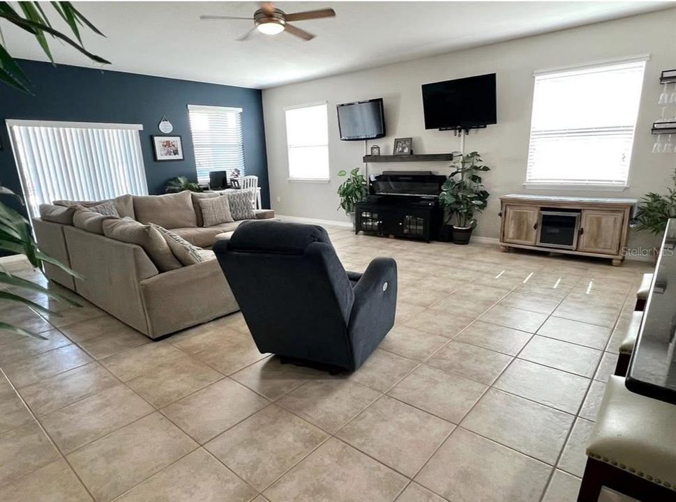 Active With Contract: $350,000 (3 beds, 2 baths, 1952 Square Feet)