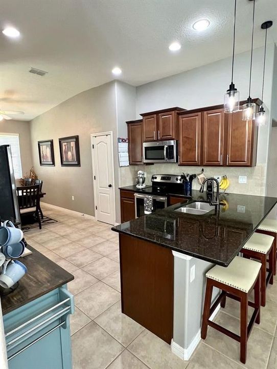 Active With Contract: $350,000 (3 beds, 2 baths, 1952 Square Feet)