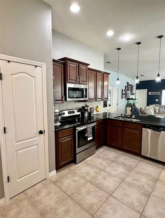Active With Contract: $350,000 (3 beds, 2 baths, 1952 Square Feet)