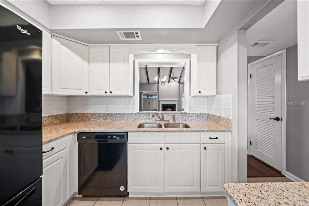 For Sale: $220,000 (2 beds, 2 baths, 1354 Square Feet)