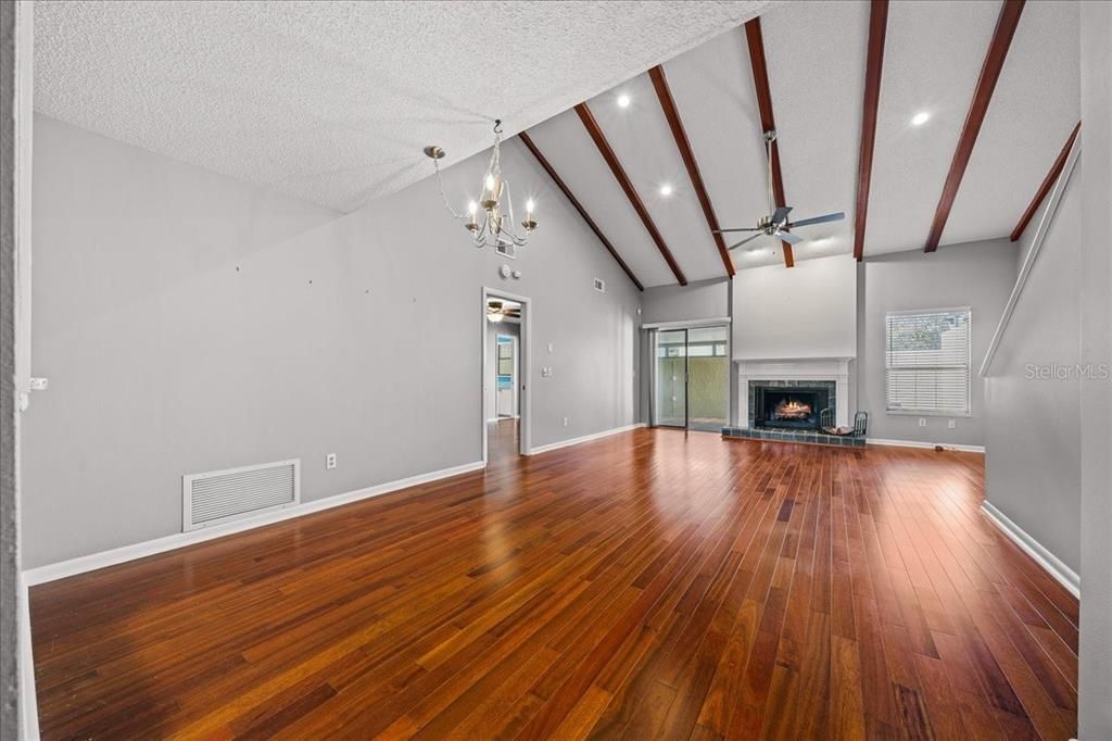 For Sale: $220,000 (2 beds, 2 baths, 1354 Square Feet)