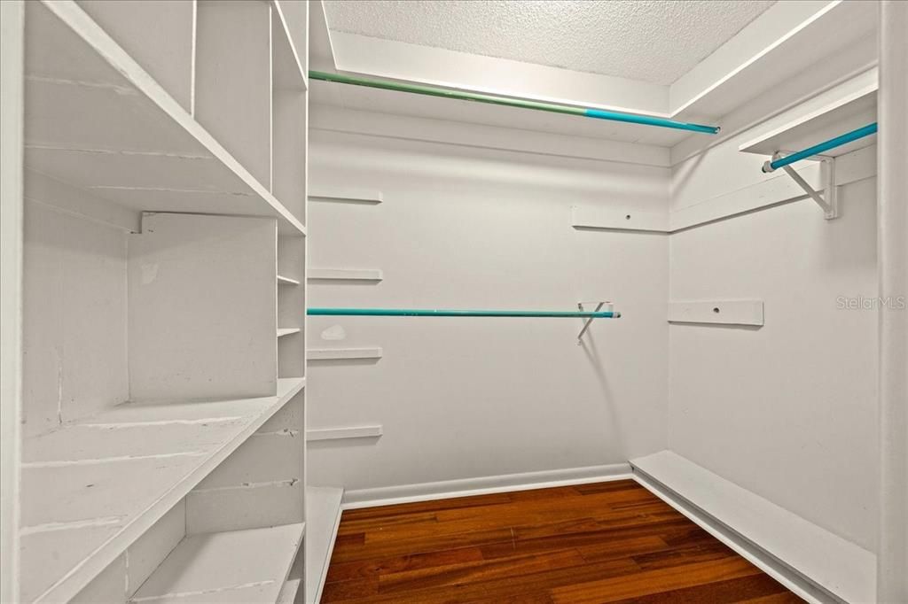 For Sale: $220,000 (2 beds, 2 baths, 1354 Square Feet)