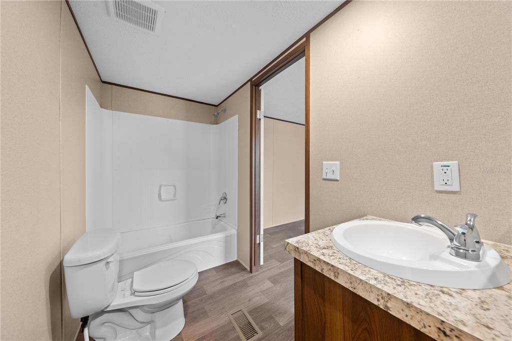 待售: $215,000 (3 贝兹, 2 浴室, 902 平方英尺)