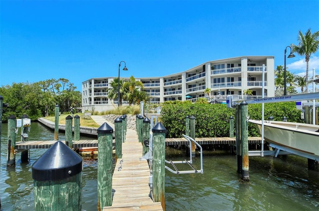 待售: $599,000 (2 贝兹, 1 浴室, 2495 平方英尺)