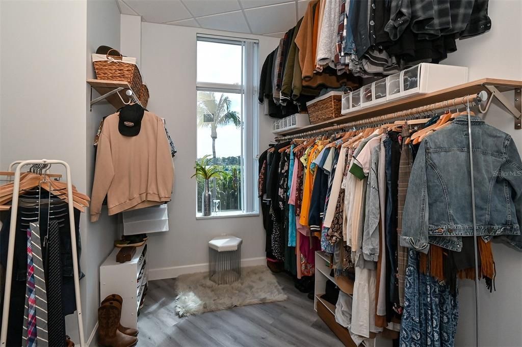 待售: $599,000 (2 贝兹, 1 浴室, 2495 平方英尺)